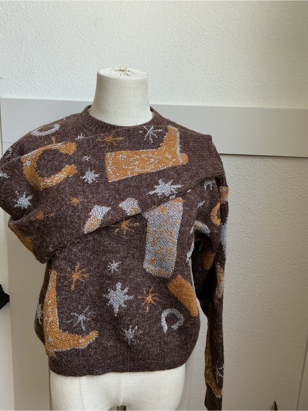 Zara Brown Crewneck Sweater with Gold & Gray Western Motif - Picture 4 of 9